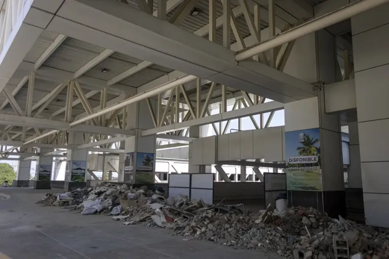 Venezuela installs temporary terminals at its main airport affected by earthquakes