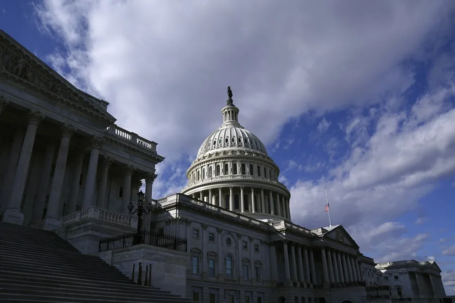 The United States Senate approves plan to avoid a government shutdown before the elections