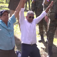 Citizens kneel before Paliza and ask him for a road in Restauración, Dajabón | De Último Minuto English