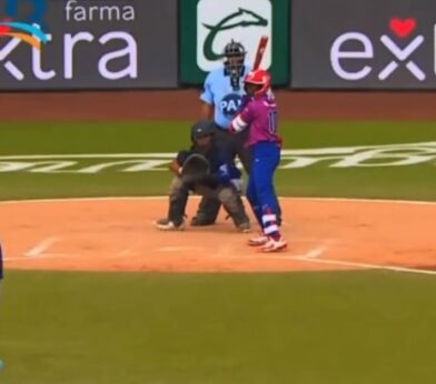 His bat was checked at the Kids Caribbean Series and he responded with a home run | De Último Minuto English
