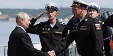 Putin warns EU that he will respond in waters around the world for the seizure of his ships | De Último Minuto English