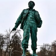 Hundreds of Russians celebrate Fidel Castro's centenary in front of his statue in Moscow | De Último Minuto English