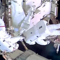 Two NASA astronauts conclude a spacewalk to upgrade the ISS solar arrays | De Último Minuto English