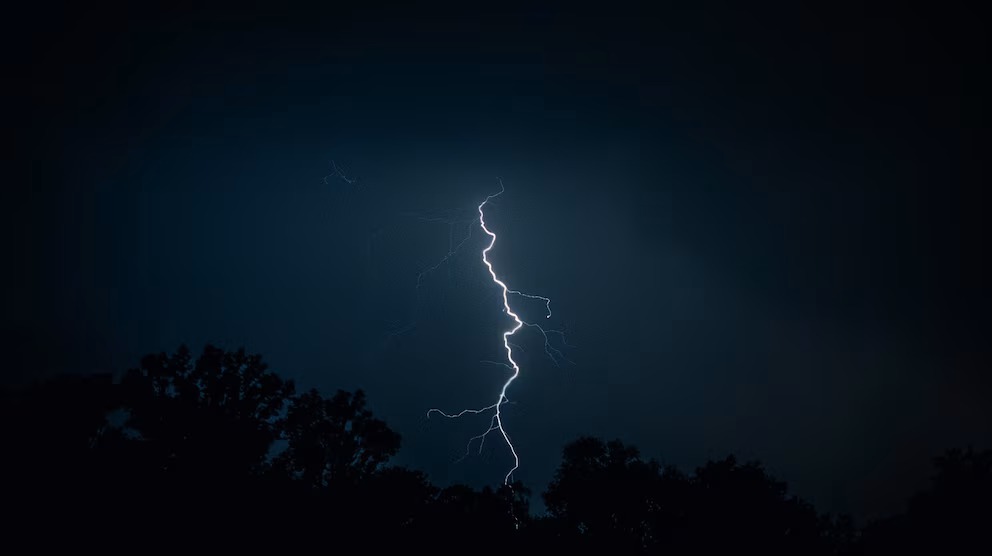 Lightning strikes a prison in this U.S. state, leaving 16 people hospitalized during a storm | De Último Minuto English