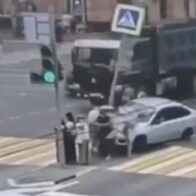 Car plows into pedestrians waiting at crosswalk in Russia, injuring eight | De Último Minuto English