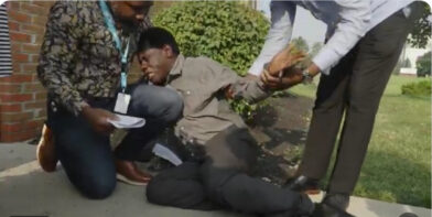 VIDEO: Haitian man breaks down in tears as ICE agents place ankle monitor in Ohio | De Último Minuto English