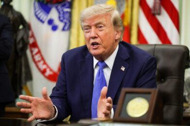 Trump says U.S. controls 100% of traffic through Strait of Hormuz | De Último Minuto English