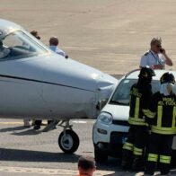 VIDEO: Private jet collides with airport service vehicle on runway in Italy | De Último Minuto English