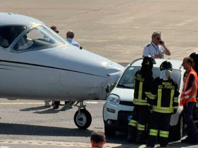VIDEO: Private jet collides with airport service vehicle on runway in Italy | De Último Minuto English