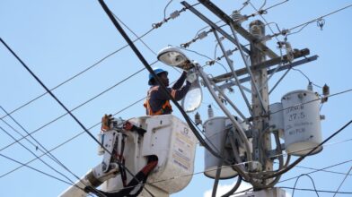 Edesur installs, replaces, and standardizes nearly 10,000 streetlights in 12 districts | De Último Minuto English