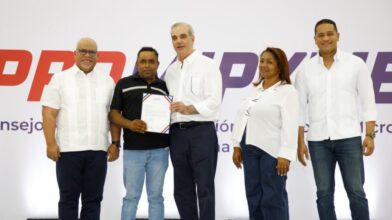 Abinader delivers RD$85 million to 400 micro-entrepreneurs | De Último Minuto English