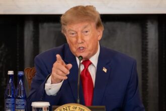 Trump-backed congressman and a former Republican, the contenders to replace DeSantis | De Último Minuto English
