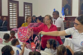 Governor's Office delivers backpacks and school supplies to 200 children from vulnerable sectors in Santiago | De Último Minuto English