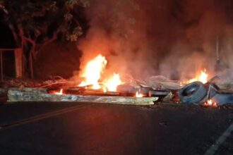 Community members protest against prolonged power outages and burn tires in La Chorrera, Arroyo Barril | De Último Minuto English