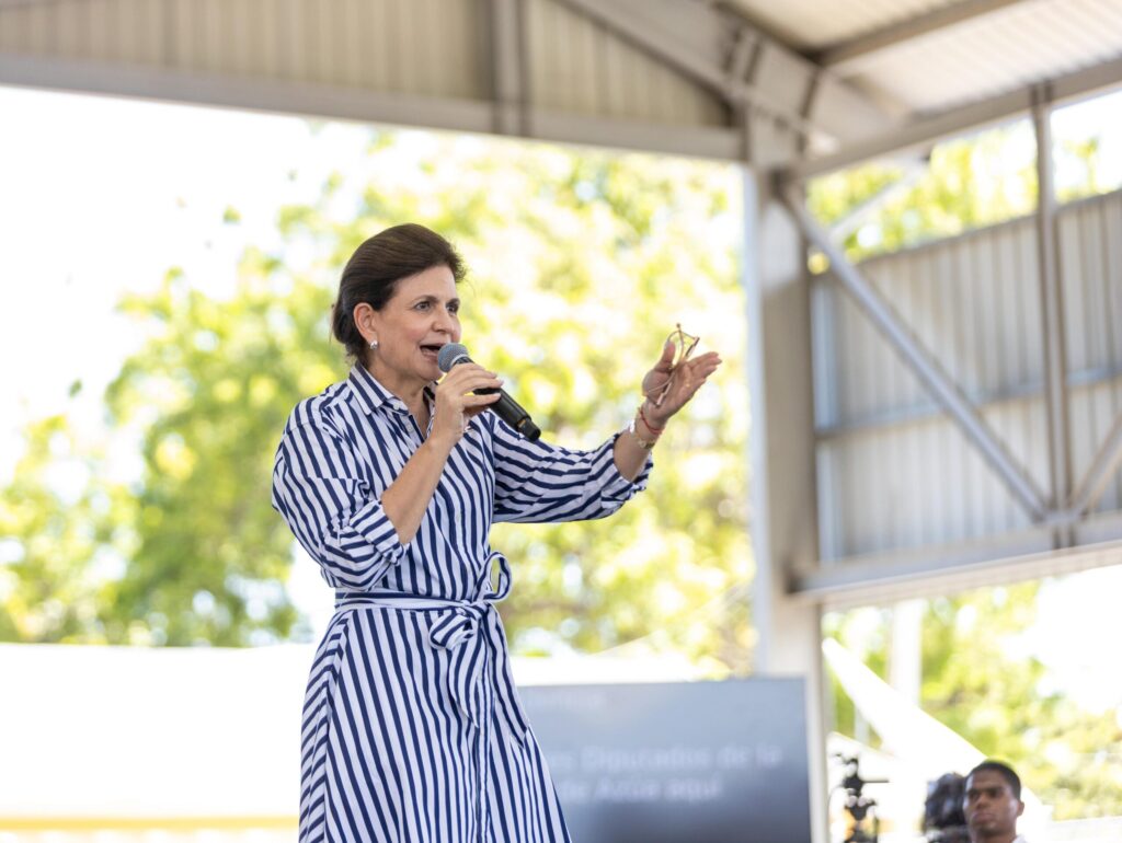 Raquel Peña delivers 450 property titles to an equal number of families in Guayacanal, Azua