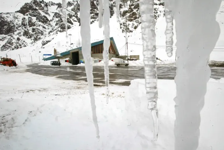 Chile has reached 20 days of border crossing closures with Argentina due to snow from the storm
