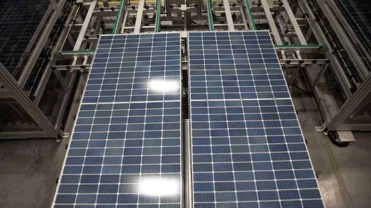 Trump imposes a 15% tariff on inputs for manufacturing solar panels and semiconductors | De Último Minuto English