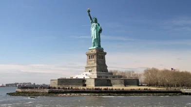 A woman and a baby die after a boat capsizes near the Statue of Liberty | De Último Minuto English