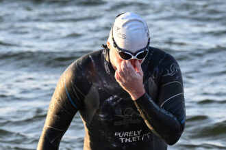 Polish swimmer becomes first person to swim Baltic Sea nonstop from Sweden to Poland | De Último Minuto English