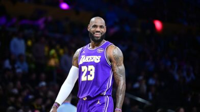LeBron James will debut with the Sixers against the Knicks at the start of the NBA season | De Último Minuto English
