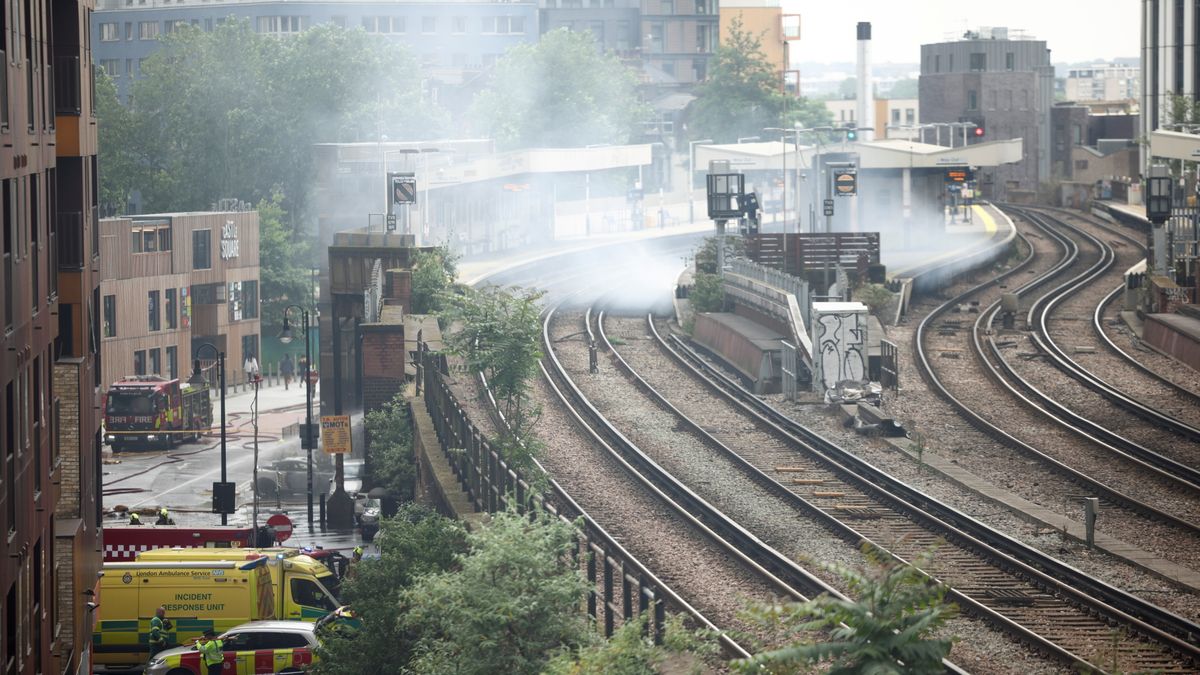 Se incendia estación de tren en Londres - Noticias de hoy en República Dominicana | De Último Minuto