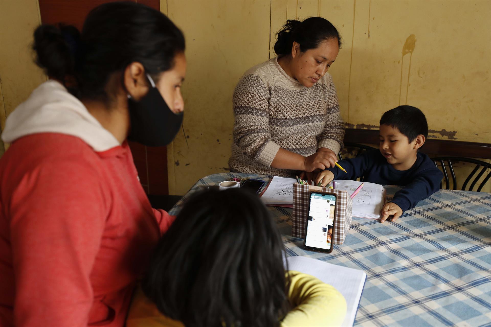 Los confinamientos en Latinoamérica por COVID-19 generan exclusión escolar - Noticias de hoy en República Dominicana | De Último Minuto