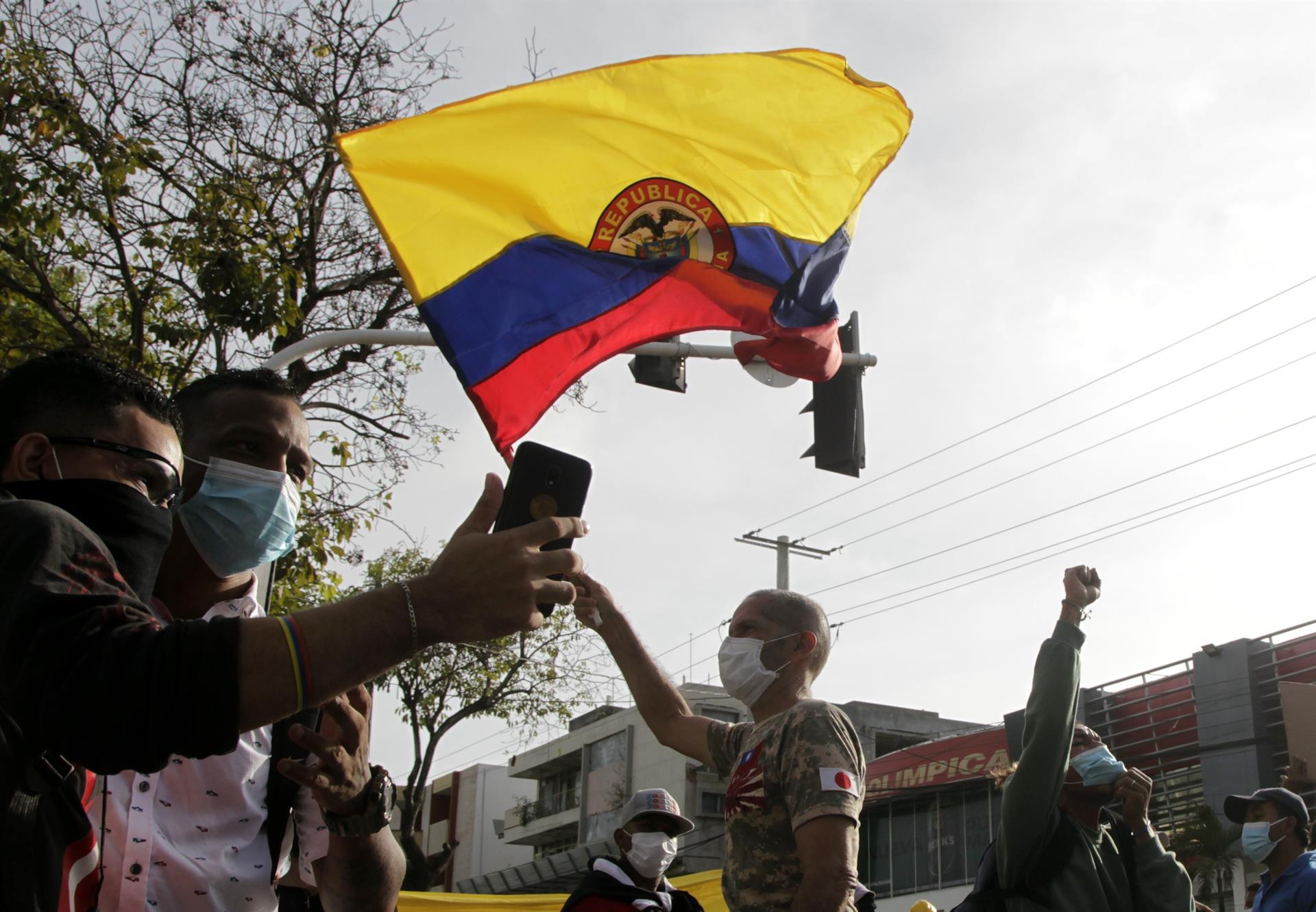 Manifestantes derriban una estatua de Colón en la ciudad colombiana de Barranquilla - Noticias de hoy en República Dominicana | De Último Minuto