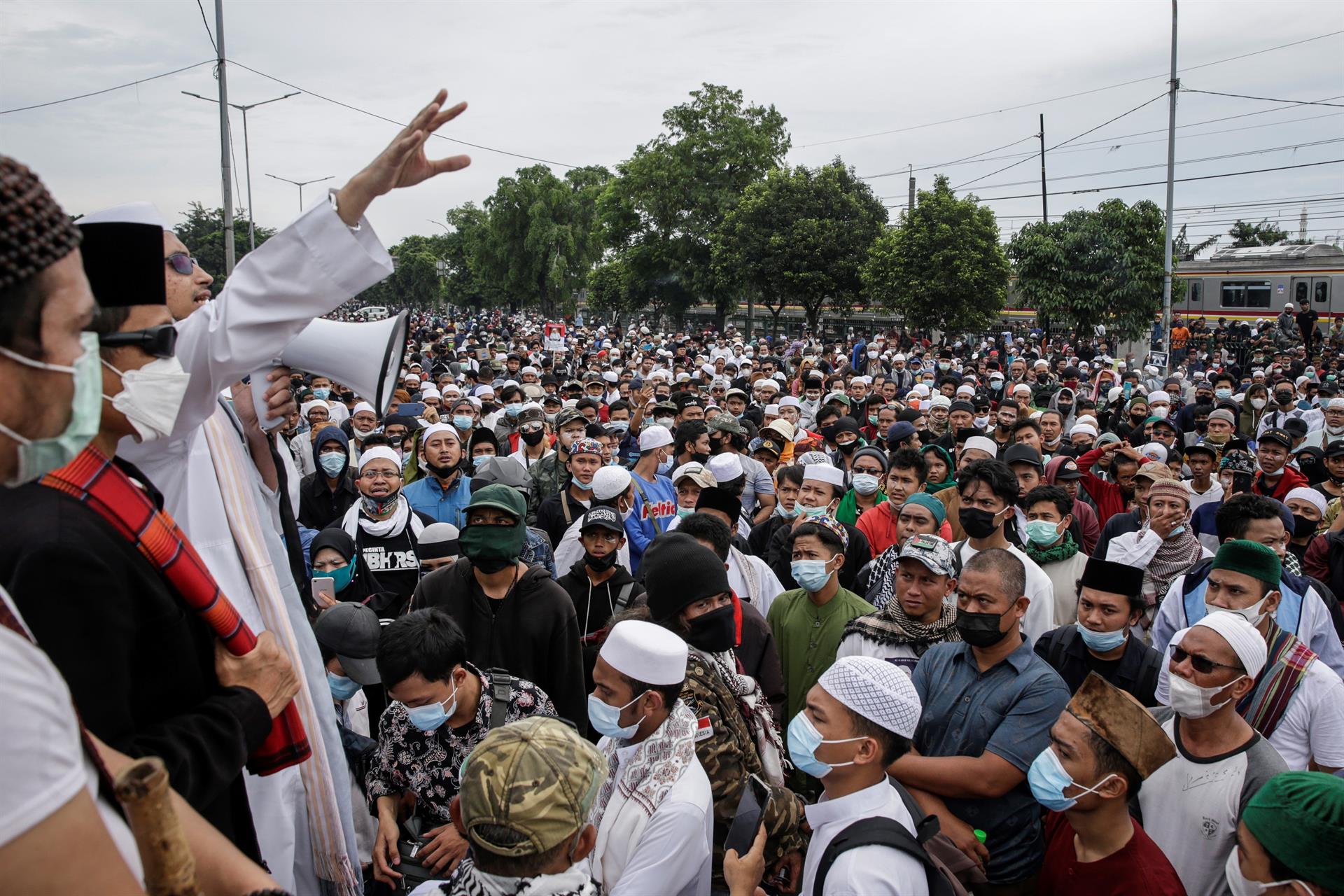 Un polémico clérigo indonesio condenado a prisión por ocultar su positivo en covid - Noticias de hoy en República Dominicana | De Último Minuto