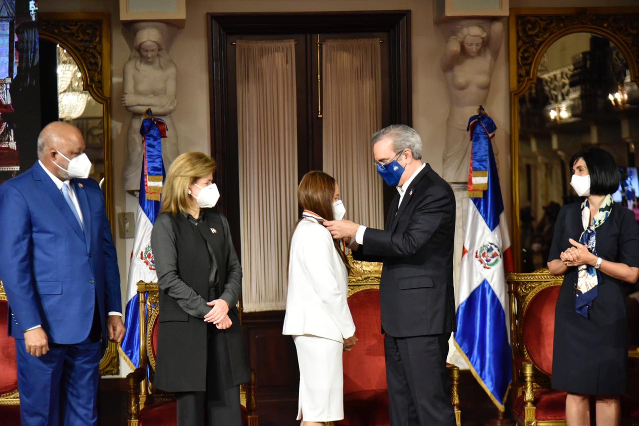 Presidente Abinader entrega Premios a la Excelencia Magisterial 2021 - Noticias de hoy en República Dominicana | De Último Minuto