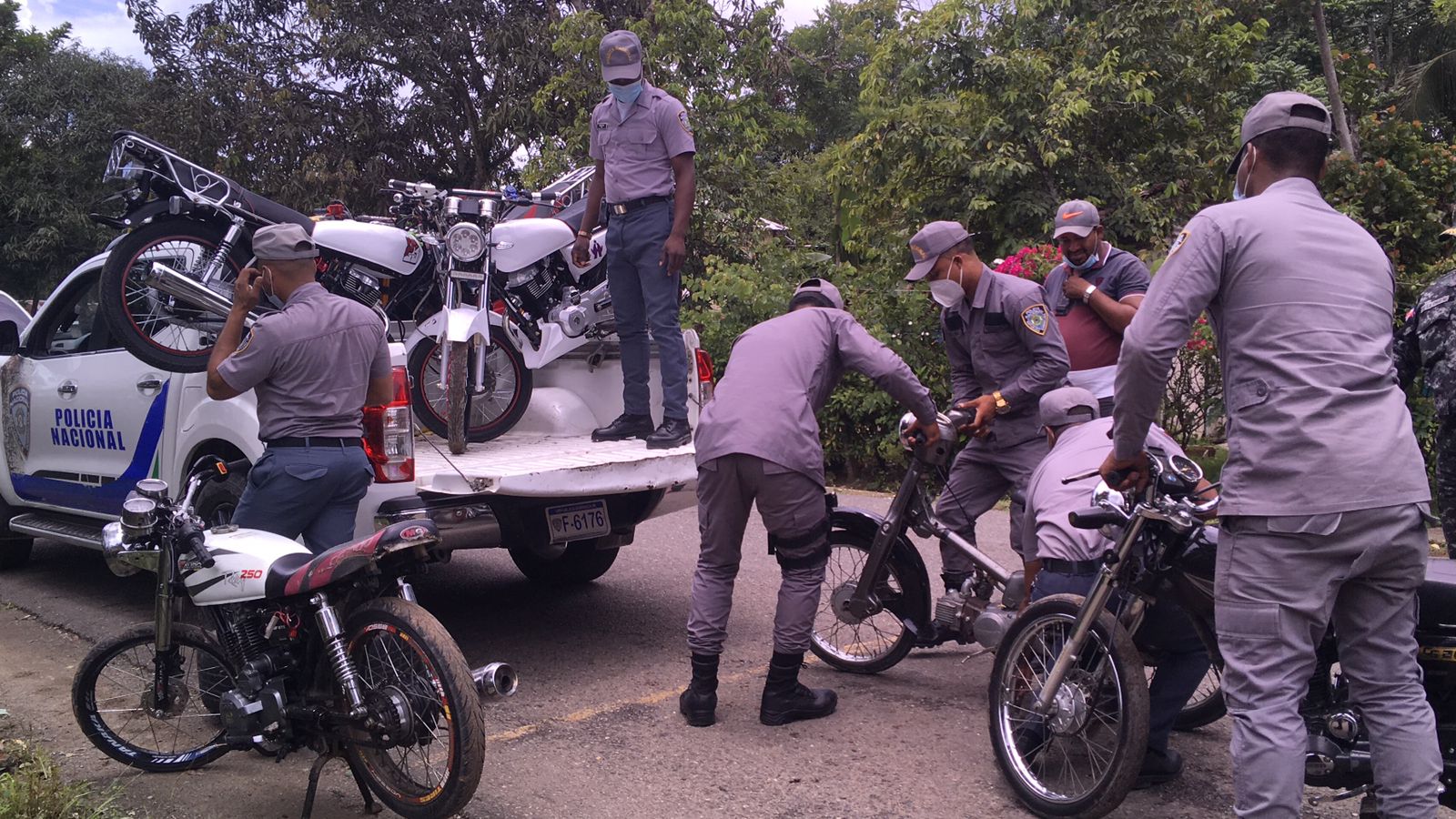 PN ocupa 15 motocicletas y apresa varias personas que participaban en carreras clandestinas - Noticias de hoy en República Dominicana | De Último Minuto