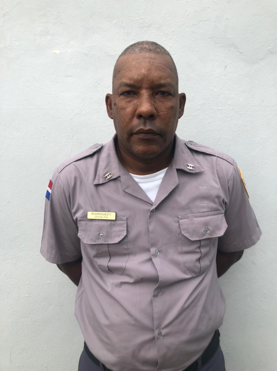 Hombre se hacía pasar por oficial para estafar personas con promesa de una visa americana - Noticias de hoy en República Dominicana | De Último Minuto