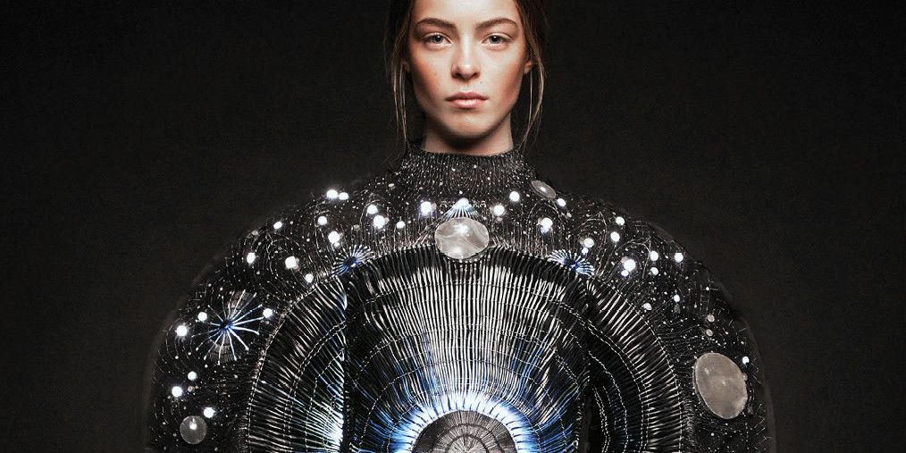 La diseñadora francesa que crea vestidos luminosos con Google - Noticias de hoy en República Dominicana | De Último Minuto