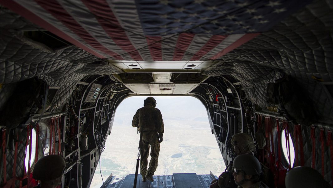 Imagen ilustrativa / Un soldado de EE.UU. en un helicóptero Chinook CH-47 después de salir de la base aérea de Bagram (Afganistán).