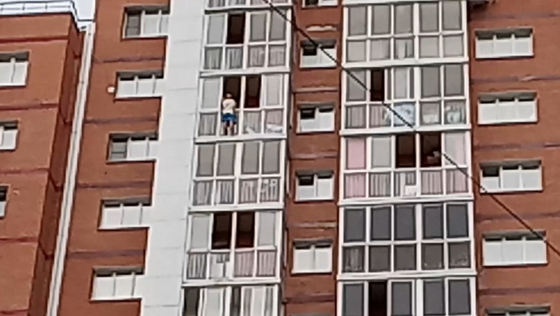 Hombre amenaza con lanzar a su hijo del piso 13 de un edificio - Noticias de hoy en República Dominicana | De Último Minuto