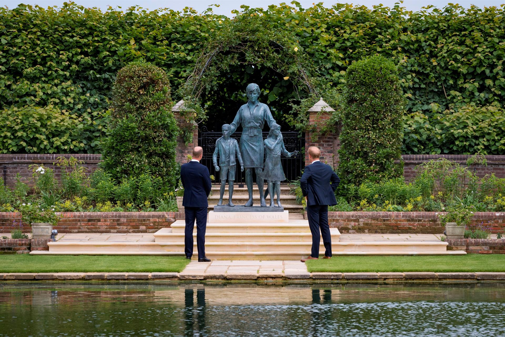 Guillermo y Enrique desvelan juntos una estatua en honor a Diana de Gales - Noticias de hoy en República Dominicana | De Último Minuto