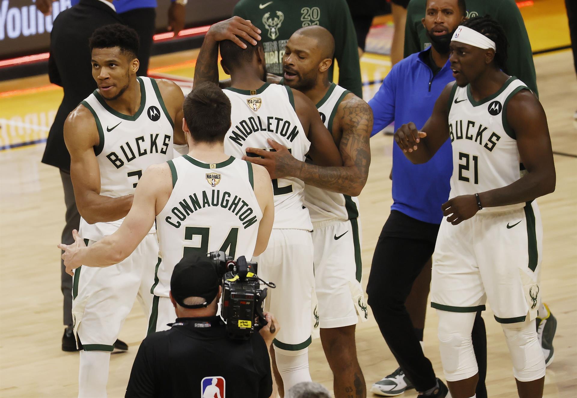 Los Bucks acarician el anillo tras asaltar Phoenix - Noticias de hoy en República Dominicana | De Último Minuto