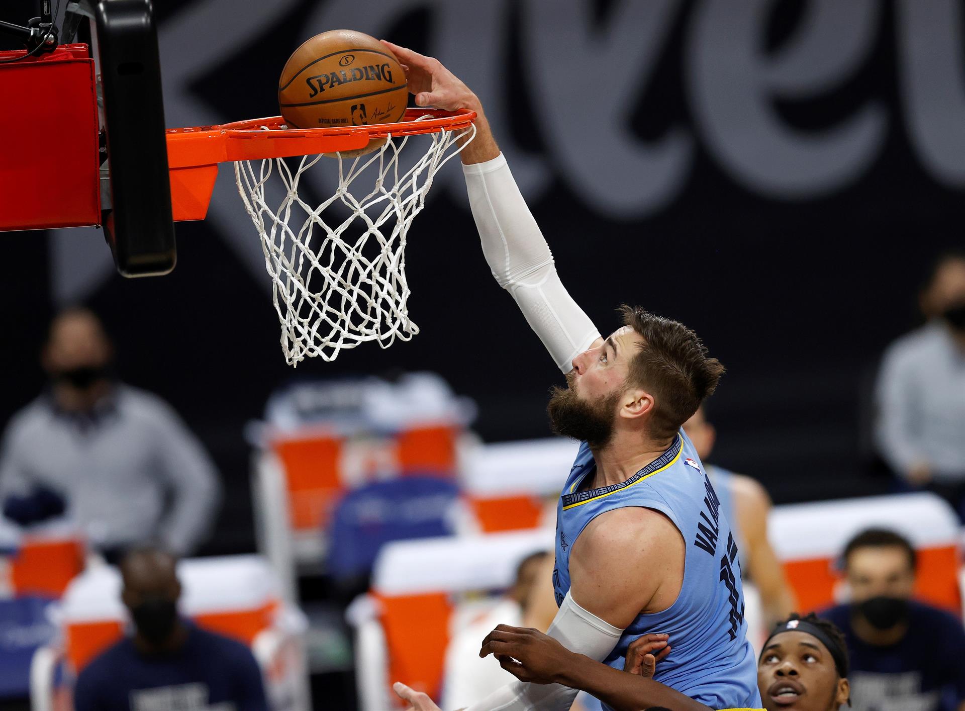 Los Grizzlies negocian con los Pelicans la salida de Valanciunas por Adams y Bledsoe - Noticias de hoy en República Dominicana | De Último Minuto