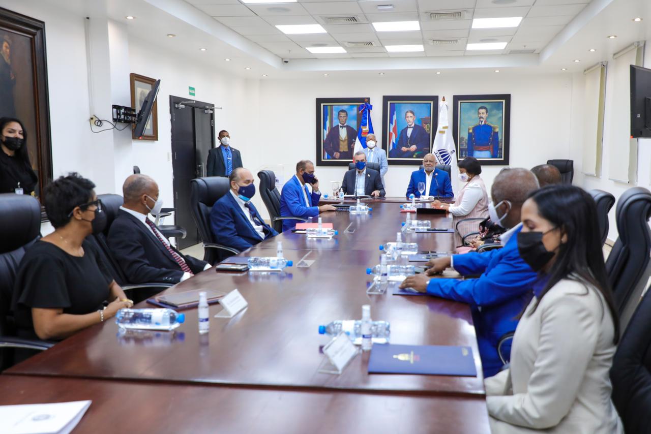Presidente Abinader y ministro de Educación aprueban plan para nuevo año escolar presencial - Noticias de hoy en República Dominicana | De Último Minuto