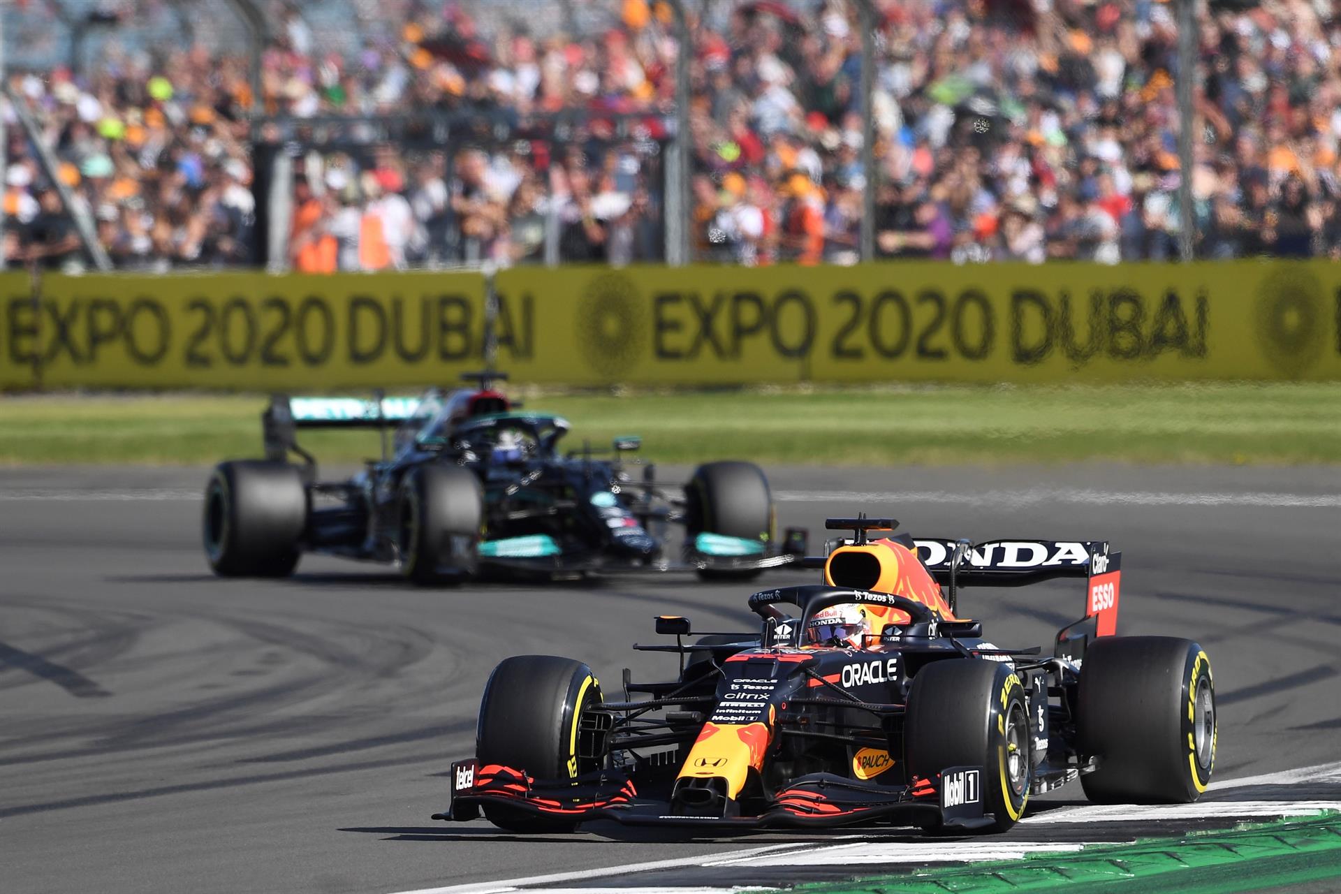 Se reanuda el Gran Premio en Silverstone tras la bandera roja por el accidente de Verstappen - Noticias de hoy en República Dominicana | De Último Minuto