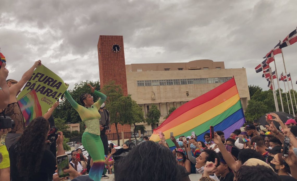 Comunidad LGBT se manifiesta “sin censura” frente Congreso Nacional - Noticias de hoy en República Dominicana | De Último Minuto