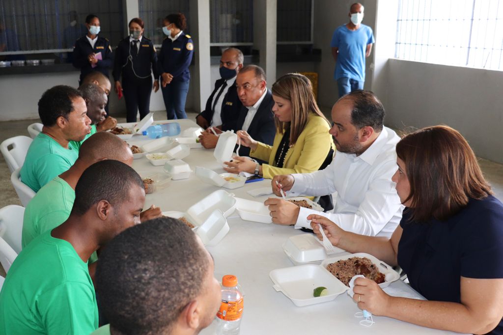 Defensor del Pueblo visita Centro Correccional Najayo Hombres y cárcel de Ciudad Nueva