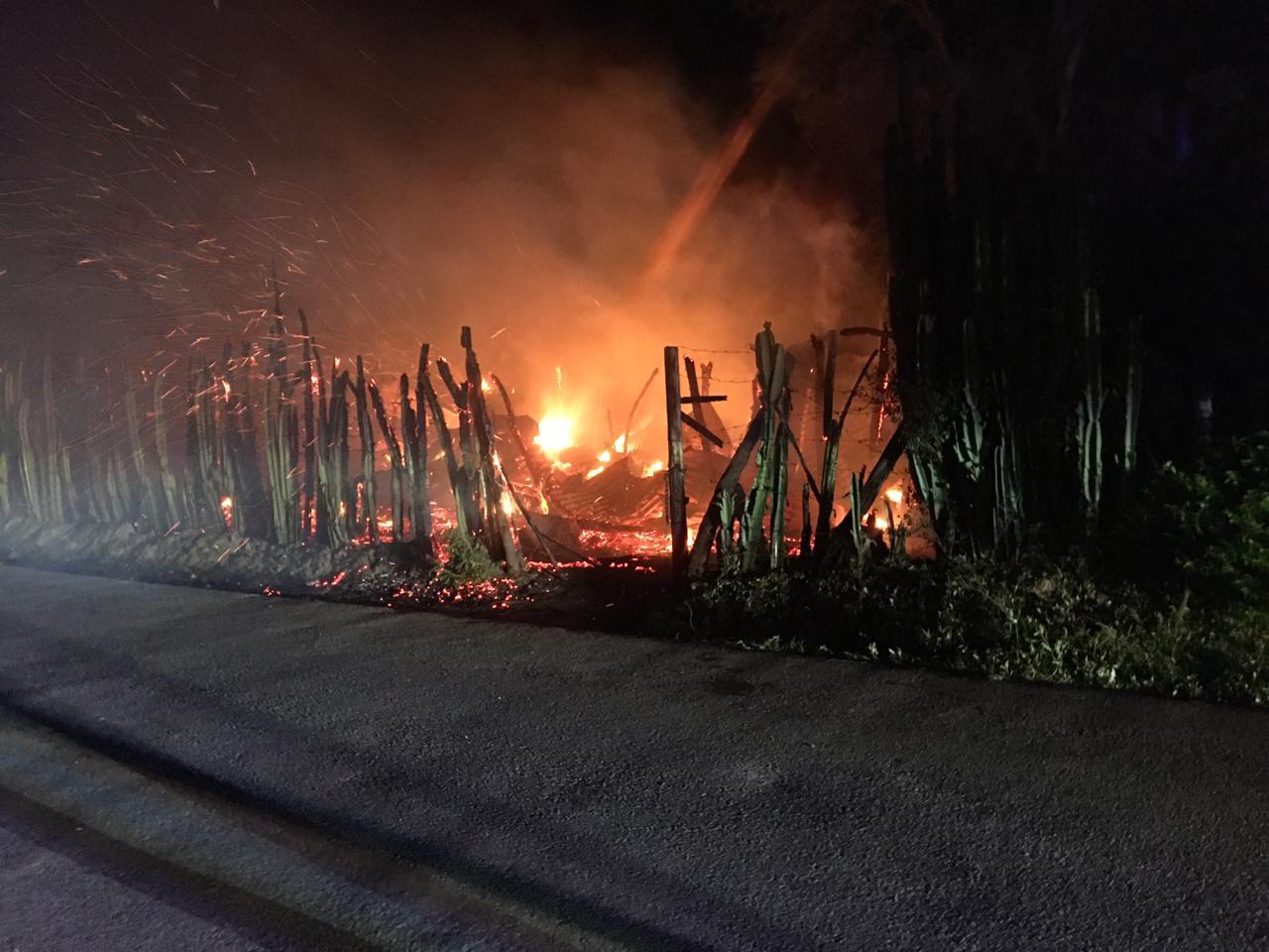 Incendio reduce a cenizas cuatro viviendas en Mao; autoridades investigan su origen - Noticias de hoy en República Dominicana | De Último Minuto