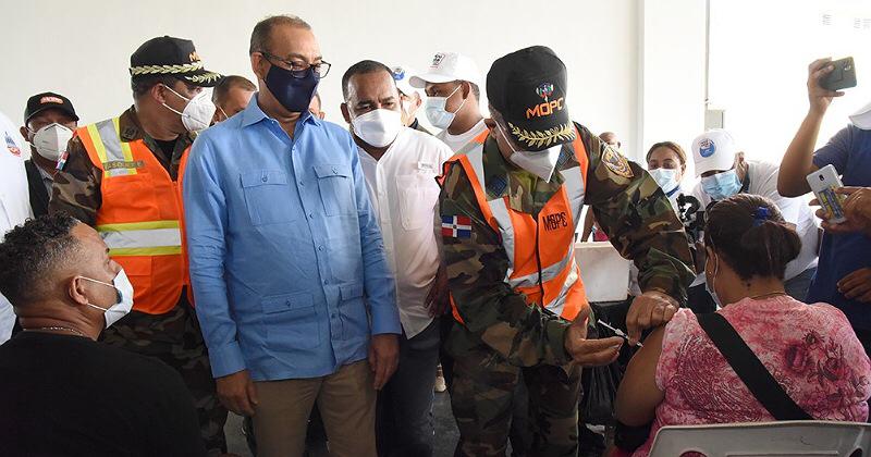 Ministro de Obras Públicas y la Vicepresidenta de la República supervisan centros de vacunación en Santiago - Noticias de hoy en República Dominicana | De Último Minuto