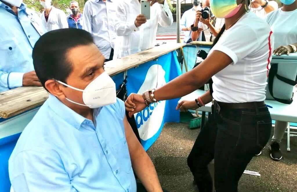 Ministro de Salud recibe la tercera dosis de la vacuna contra la covid-19 - Noticias de hoy en República Dominicana | De Último Minuto
