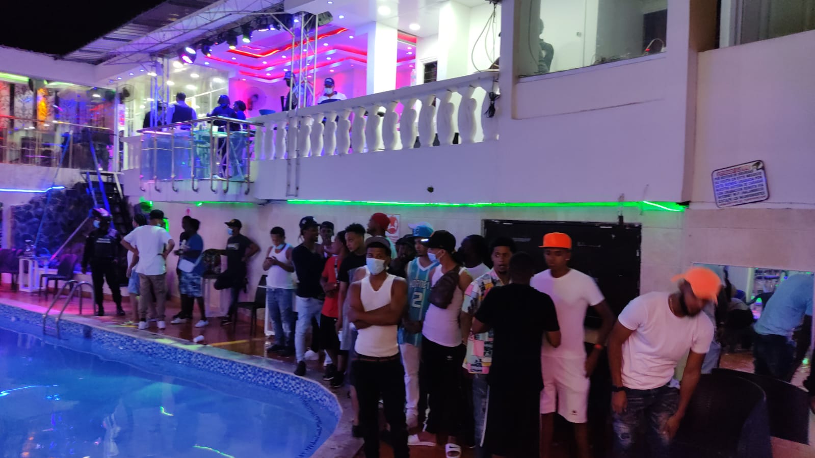 Policía detiene 36 durante fiesta clandestina en Santo Domingo Este - Noticias de hoy en República Dominicana | De Último Minuto