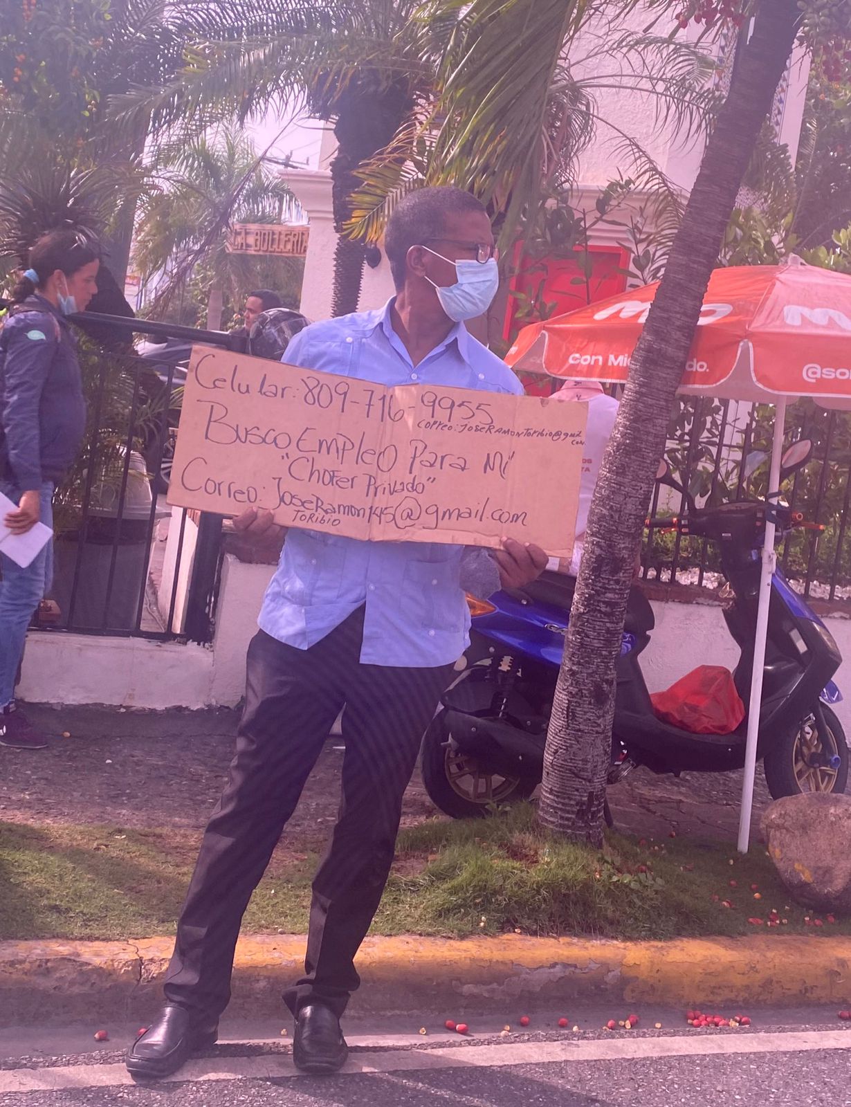 Cartel en mano, hombre busca empleo en la calle - Noticias de hoy en República Dominicana | De Último Minuto
