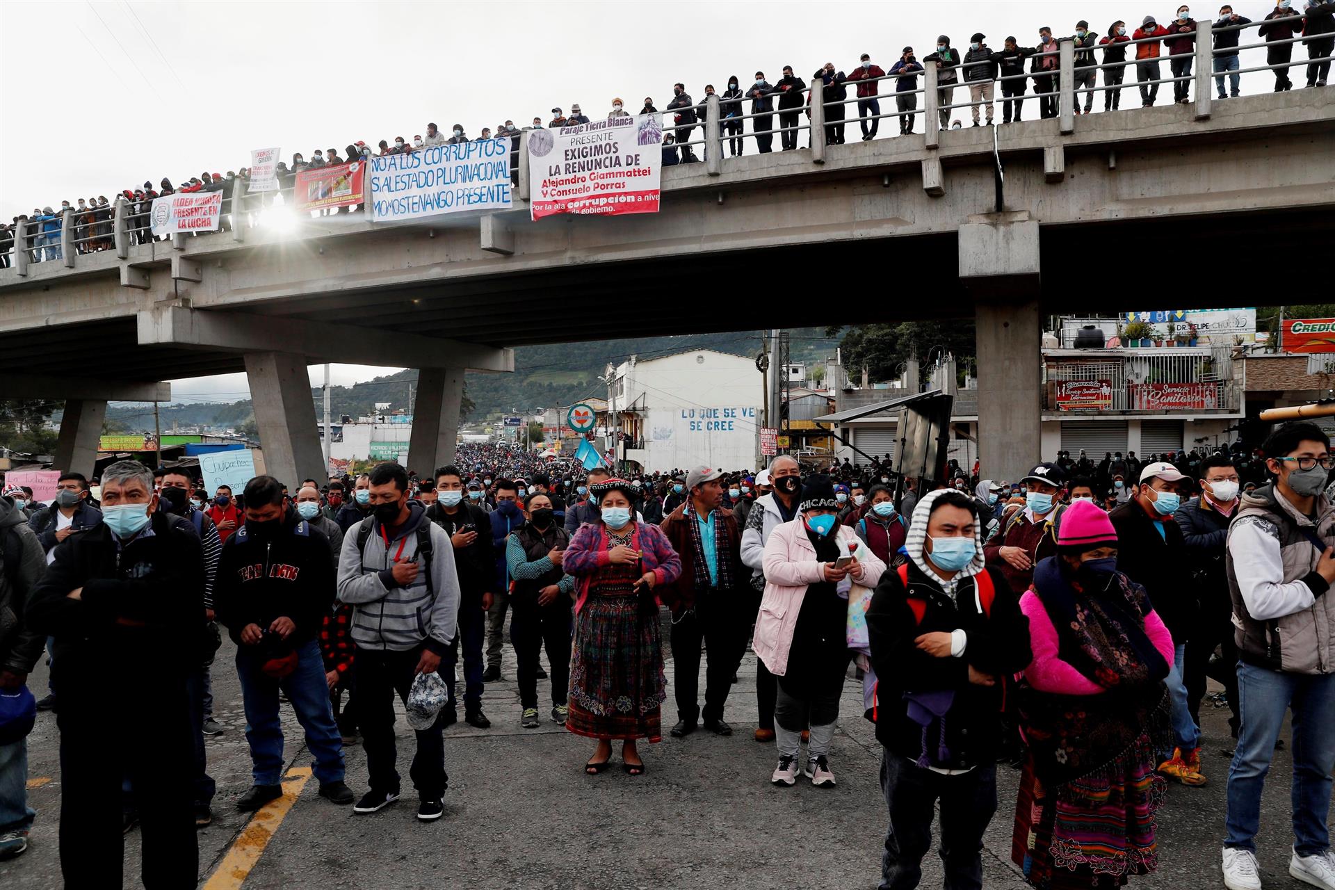 Guatemaltecos bloquean carreteras y exigen la renuncia del presidente y la fiscal - Noticias de hoy en República Dominicana | De Último Minuto
