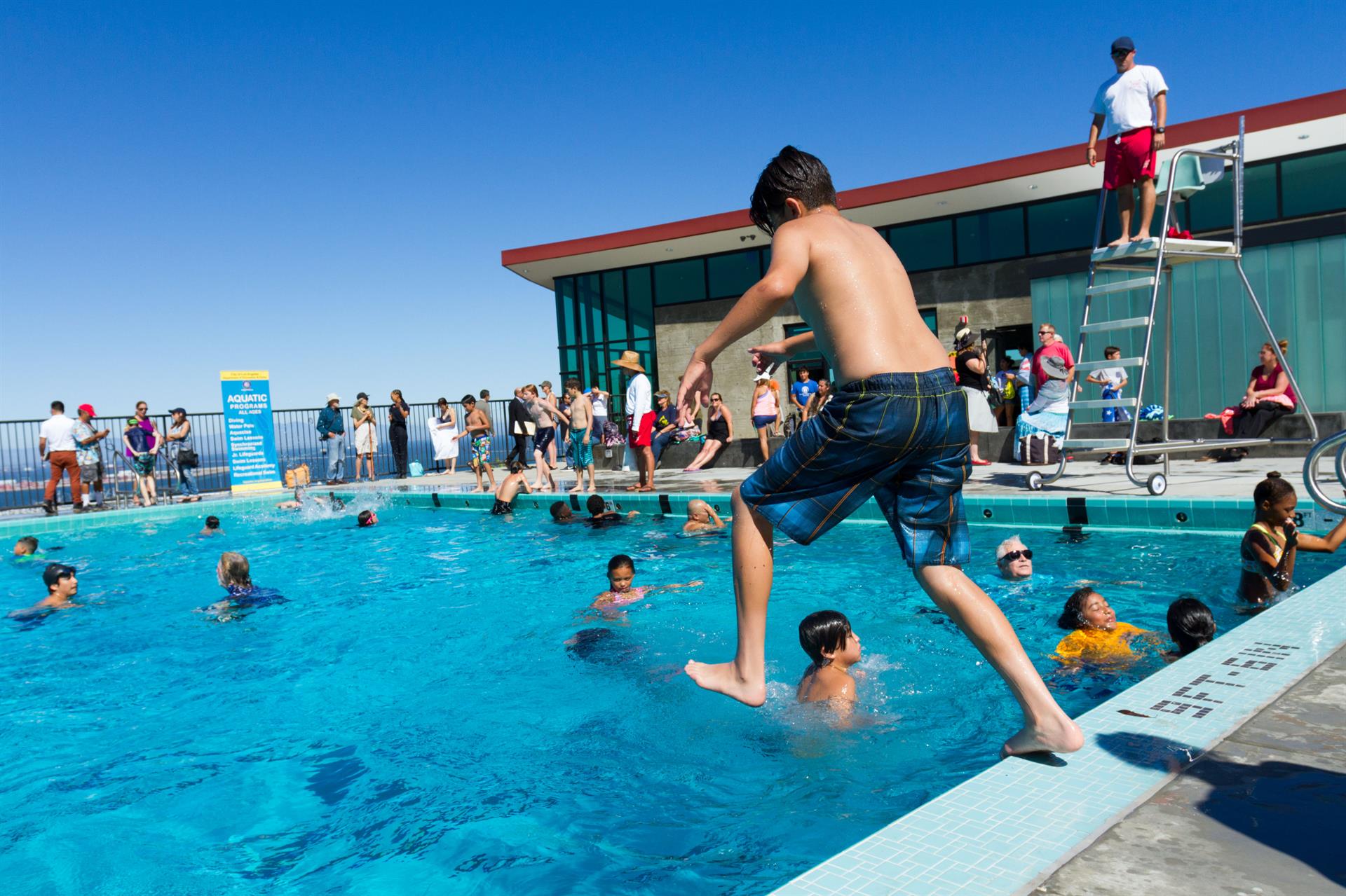 Expulsan a familias latinas de una piscina por escuchar música mexicana - Noticias de hoy en República Dominicana | De Último Minuto