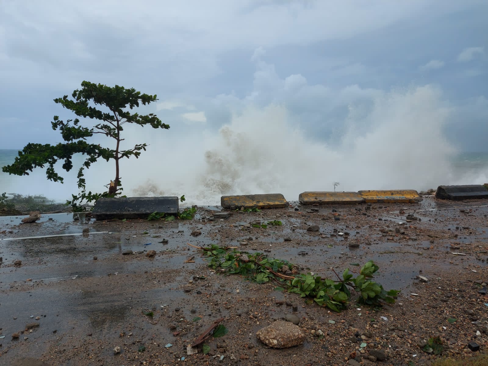 Ayuntamiento de Santo Domingo Este dispone cierre temporal de la avenida España por fuertes oleajes - Noticias de hoy en República Dominicana | De Último Minuto
