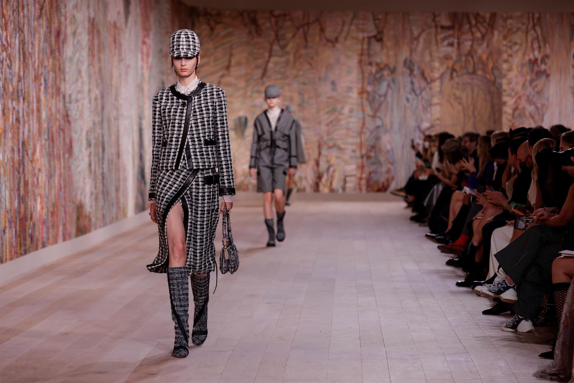Dior apuesta por el optimismo en una sobria pasarela de Alta Costura - Noticias de hoy en República Dominicana | De Último Minuto